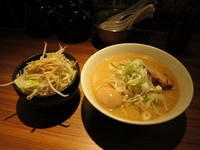 「濃厚とんこつ醤油味玉（麺固め・野菜大盛）：760円」@麺家 聖の写真