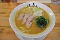 「黄色いらーめん」@横浜家系 麺屋はやぶさの写真