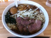 「醤油チャーシューワンタンメン＋味玉」@味の大西 茅ヶ崎店の写真