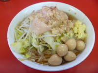 「小ラーメン（にんにく、脂）　６５０円＋うずら　１００円」@ラーメン二郎 茨城守谷店の写真