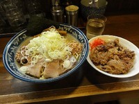 「油そば750円ネギマシ　牛すじ丼小320円」@兎に角 松戸店の写真