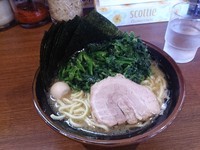 「ラーメン並麺固め￥650＋ほうれん草￥100＋海苔￥50」@町田商店 横浜駅前店の写真