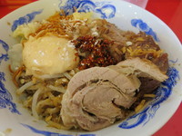 「まぜそば750円全マシで豚、ニンニクとアブラは半分」@ジャンプの写真