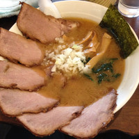 「地鶏ラーメン（醤油）➕チャーシュー➕中盛➕麺固め➕半ライス」@地どりラーメンの写真