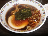 「盛岡醤油老麺（６５０円）サービス半ライス」@松虎亭の写真