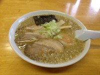 「醤油ラーメンチャーシュー2枚増しの背脂追加」@あかつき食堂の写真