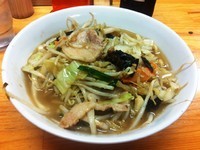 「ニンニクバター正油の肉野菜炒めラーメン＋極太麺」@九州大分ラーメン 麺恋亭 中華街店の写真