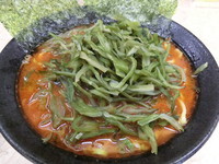 「ピリピリラーメン（750円）＋茎ワカメ（100円）」@川崎家 榎町店の写真