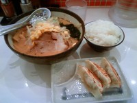 「昭和47年版どさん子味噌ラーメン+餃子3つ+ライス」@どさん子ラーメン 八重洲店の写真