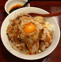 「まぜ　７００えん 赤　５０えん」@ゴリラーメンの写真