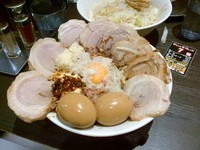 「特製まぜそば+豚トリプル+味玉」@ジャンクガレッジ 東京ラーメンストリートの写真