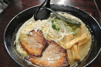 「鶏煮干らーめん（７５０円）」@自家製麺ほうきぼし 神田店の写真