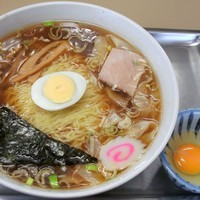 「ワンタン麺（850円）＋たまご（生 50円）」@中華そば 大咲の写真