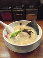 「５００円とんこつラーメン」@博多風龍 高田馬場店の写真