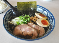 「黒醤油太麺　750円 ＋ 味玉 100円」@あぢとみ食堂の写真