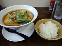 「醤油チャーシュー麺固め+サービスライス850円」@麺くい亭の写真