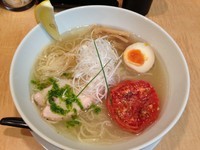 「【土・日限定各14食】鶏とローストトマトの冷製塩そば 900」@Japanese Soba Noodles 蔦の写真