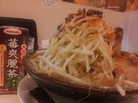 「ラーメン小　麺少な目　野菜増し　背油増し　680円＋100円」@丸十の写真