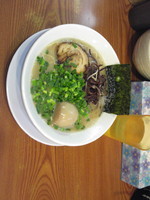 「ラーメン + 味玉 + 替え玉（無料券）」@博多長浜らーめん ぼたん 高田馬場店の写真