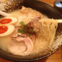 「味玉鶏白湯らーめん（あっさり）」@濃厚鶏白湯らーめん 麺屋一楽の写真