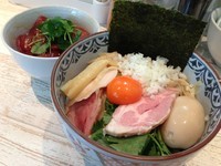 「特製濃厚たまごのせまぜそば 900円＋マグロ丼 400円」@中華そば 四つ葉の写真
