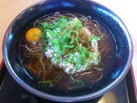 「桜えびむき天ぷらそば(冷し)＋生たまご」@スマル亭 甲府バイパス店の写真