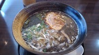「鶏白湯らうめん黒」@らうめん 纏の写真
