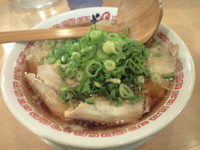 「新京都濃厚醤油ラーメン（580円）」@よってこや 藤沢店の写真