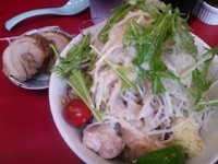 「豚冷やしSio ヤサイニンニクアブラカラメ　850円」@用心棒 本号の写真