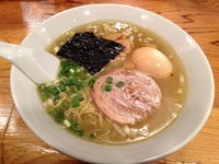 「塩ラーメン＋燻製味玉（￥700＋￥100）」@いぶし銀の写真