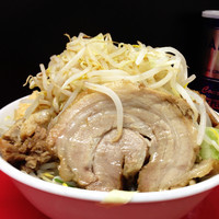 「ラーメン中+小豚+ヤサイニンニク」@びんびん豚の写真