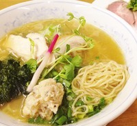 「丸地鶏黄金ラーメン　ローズポーク（別皿）1300円」@MENYA 食い味の道有楽の写真
