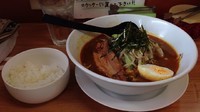 「炙りチャーシューカレーチーズラーメン(ライス付)980円」@魔女のカレーの写真