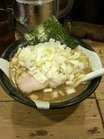 「煮干ラーメン＋白ネギ」@すごい煮干ラーメン凪 新宿ゴールデン街店 本館の写真
