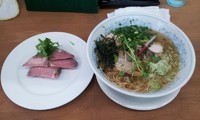 「丸地鶏黄金ラーメン＋ローズポークチャーシュートッピング」@MENYA 食い味の道有楽の写真