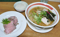 「丸地鶏黄金ラーメン+フレッシュローズポーク 1,300円」@MENYA 食い味の道有楽の写真