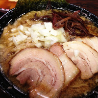 「背脂煮干ラーメン 中盛り」@煮干 丸めの写真