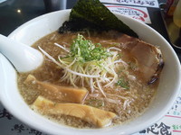 「魚介しょうゆラーメン　鯵Ｗ ：背脂あり（大盛り）」@俺らラーメン ちょもらんまの写真