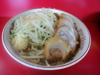 「ラーメン＋チャーシュー麺固め野菜チョイ増ニンニク増し880円」@赤ひげラーメンの写真