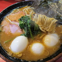 「中盛ラーメン 740円 + 白玉 10円 ×3 + α」@家系総本山 ラーメン吉村家の写真