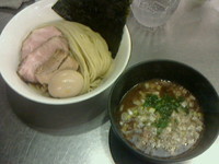 「濃厚豚骨魚介特製つけ麺（醤油）中盛980円」@麺処 ほん田 東京駅一番街店の写真