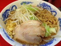 「ラーメン（７００円）並盛・無料トッピングショウガ」@ジャンクガレッジ 大宮駅前店の写真