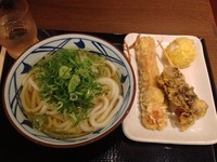 「冷かけ・並＋ちくわ天＋まいたけ天＋半熟たまご天（￥580）」@丸亀製麺 大和店の写真