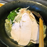 「冷たい鶏塩らー麺 950円」@厚木本丸亭の写真