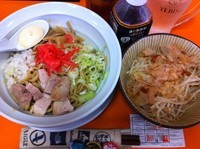 「冷しマヨまぜそば（ヤサイチョイマシ）＋黒烏龍茶」@ラーメン・つけ麺 笑福 高槻三箇牧店の写真