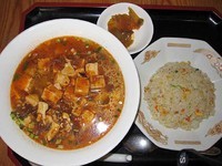 「マーボー麺と半チャーハンのセット　600円」@北京福屋の写真
