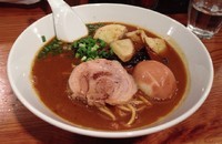 「カレーラーメンみそ味(季節のラーメン)＋燻製味玉」@いぶし銀の写真