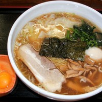 「ワンタン麺（醤油・細麺 900円）＋生玉子（50円）」@喜奴屋の写真