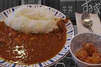 「夏のスパイシーチキンカレー大盛り」@すき家 諏訪町店の写真