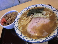 「濃厚ラーメン + 牛すじ丼」@兎に角 another leafの写真